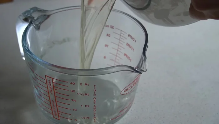 En una olla, llevar a ebullición 2L de agua (o caldo) y añadir el arroz. Cocer 10 minutos a fuego alto.