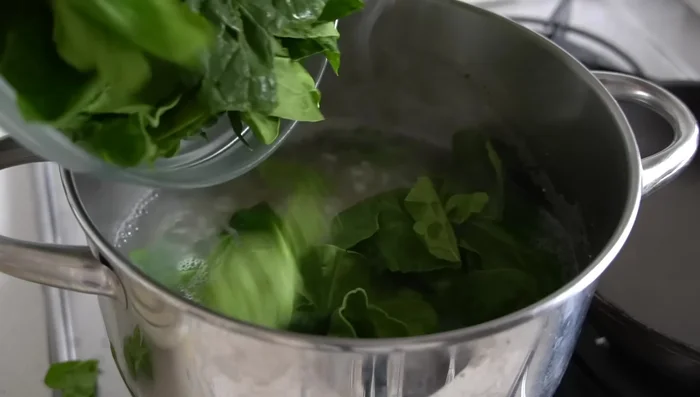 Añadir las espinacas picadas al arroz y cocinar 3 minutos.