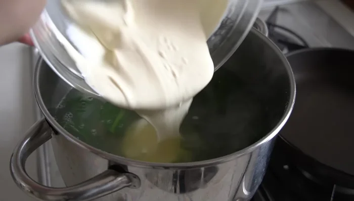 Incorporar los garbanzos cocidos y la mezcla de yogur. Mezclar bien.