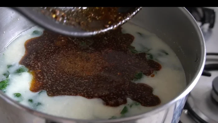 Añadir el sofrito al potaje.