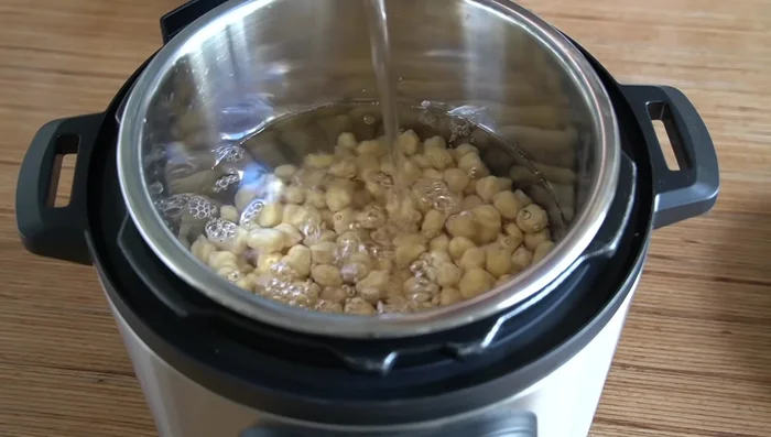 Cocer los garbanzos en olla de presión con agua durante 15 minutos.