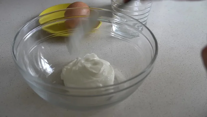 Preparar la mezcla de yogur: mezclar los yogures, la yema de huevo y la harina hasta que no queden grumos.