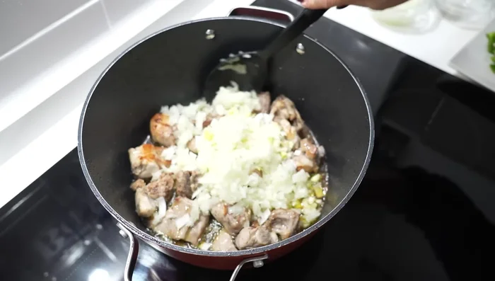 Añadir el conejo al sofrito.