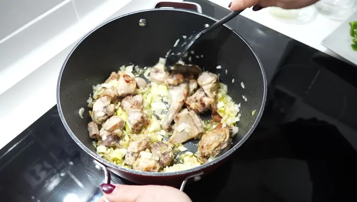 Rehogar el ajo, cebolla, pimiento y zanahoria. (Se menciona un error en el orden, se puede agregar el pimiento primero según preferencia)
