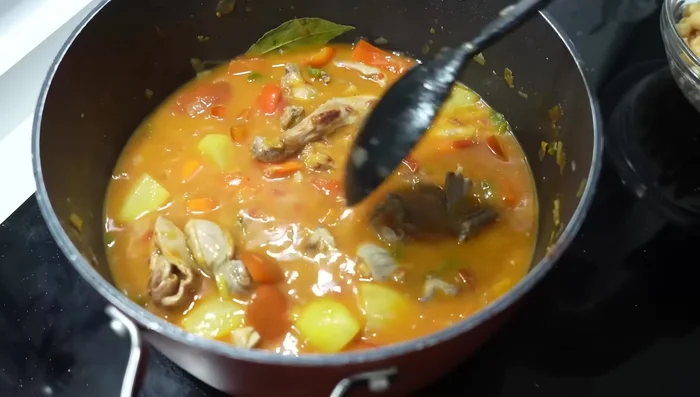 Agregar los garbanzos y cocinar durante 15 minutos a fuego medio-bajo.