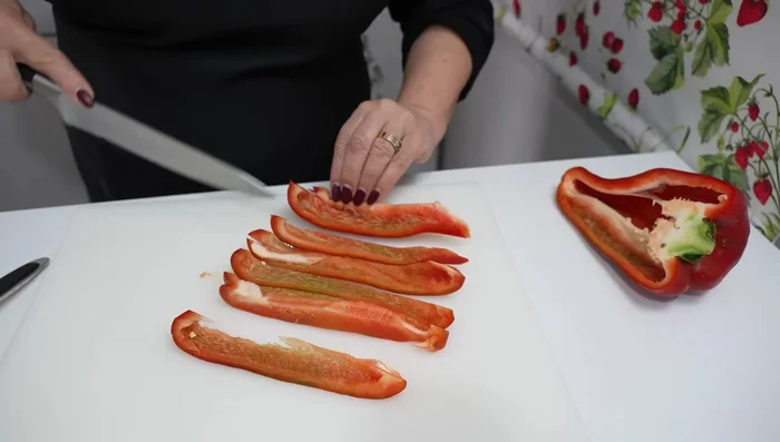 Cortar el tomate, el pimiento, la cebolla y el ajo. Agregar aceite, sal y pimienta.