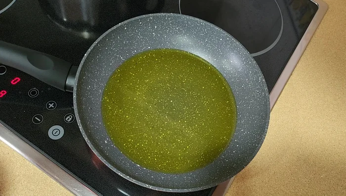 Mientras, freír las almendras en una sartén con aceite de oliva hasta que estén ligeramente doradas. Reservar.