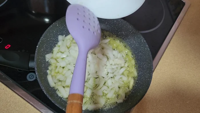 En la misma sartén, sofreír una cebolla picada con un poco de aceite de oliva. Añadir una cucharadita de pimentón dulce, remover y reservar.
