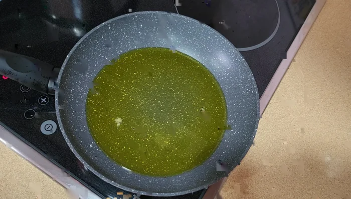 Freír rebanadas de pan en aceite de oliva hasta que estén doradas por ambos lados. Reservar.