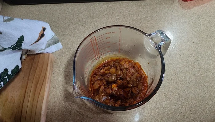 En un recipiente, mezclar la cebolla sofrita con el pimentón, el pan frito, los ajos fritos, las almendras, una cucharada de vinagre de vino, un poco del agua de cocción de los garbanzos y perejil fresco. Batir hasta obtener una salsa.