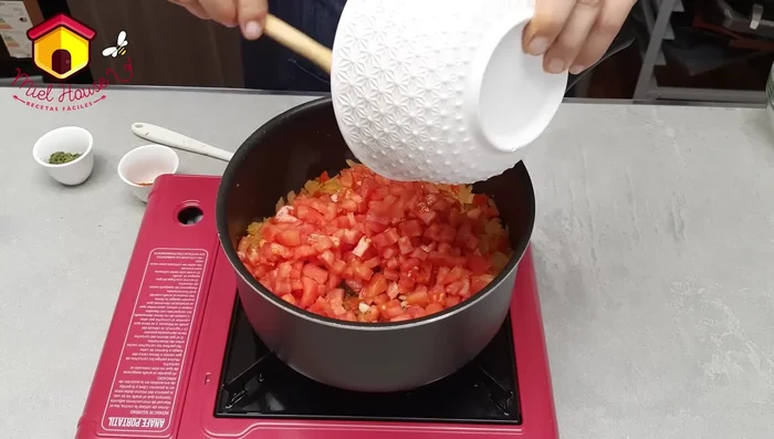 Incorporar el tomate picado (sin jugo) y cocinar por 5 minutos más. (280.639 - 320.84)