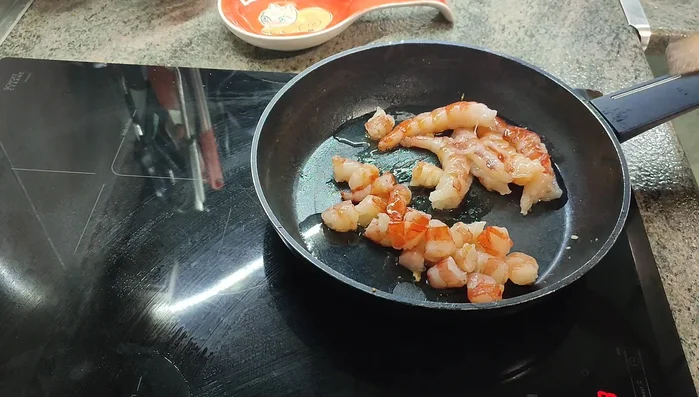 Saltear las gambas en aceite de oliva hasta que estén cocidas (aproximadamente 1 minuto). Reservar.