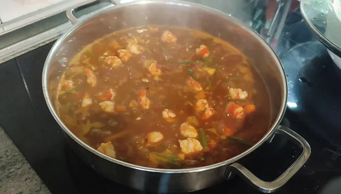 En los últimos minutos de cocción, agregar las gambas o langostinos salteados. Subir el fuego para evaporar el líquido restante.