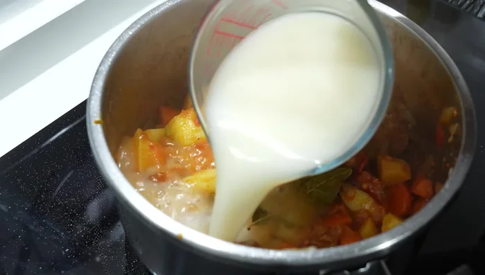 Añade las patatas y caldo o agua. Se puede reforzar el sabor con un caldo de carne.
