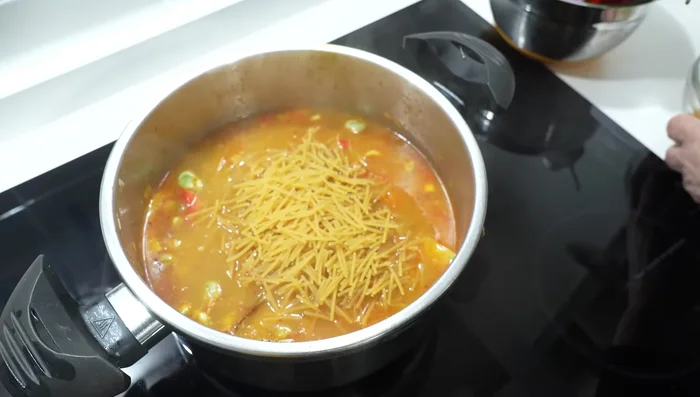 Introduce los fideos.