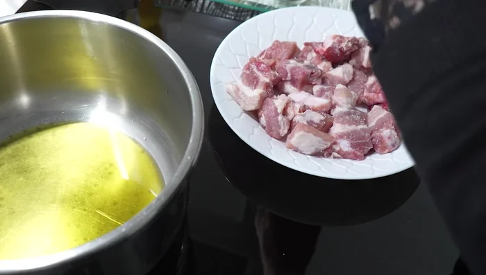 En una olla, añade un poco de aceite y sal. Dora las costillas.