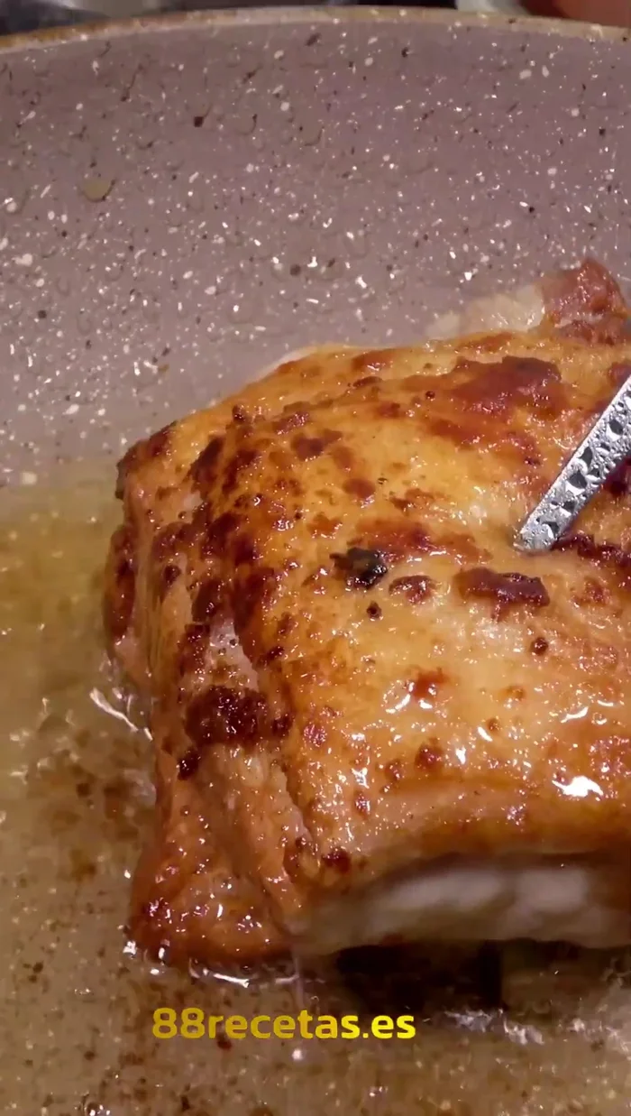 Agregar 3 tazas de agua al aderezo, incorporar la panceta sellada y el jugo que soltó. Cocinar tapado por 25 minutos (340). Voltear las piezas y cocinar por otros 20 minutos (370.12).