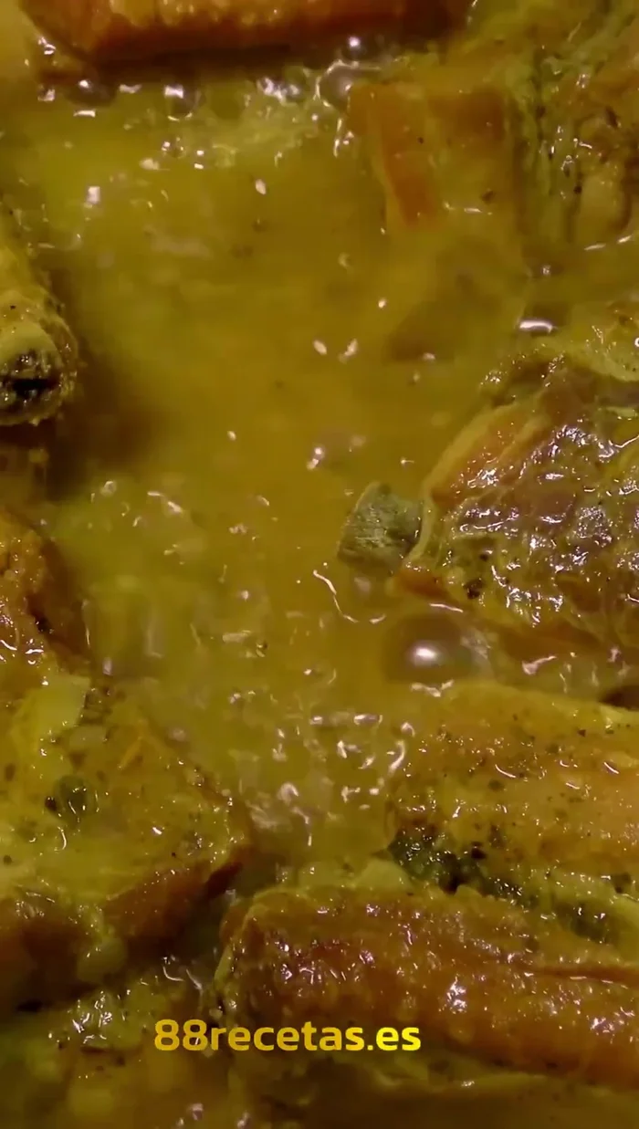 Agregar el arroz lavado, alverjas, zanahoria y choclo al caldo. Mezclar (529.2). Probar la sal y rectificar si es necesario (547.12).