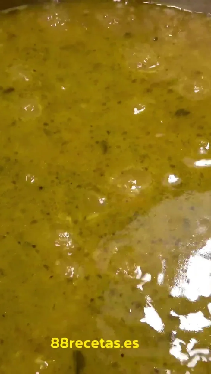 Agregar el pimiento rojo en juliana. Tapar y dejar cocinar hasta que el arroz esté listo (563.8).