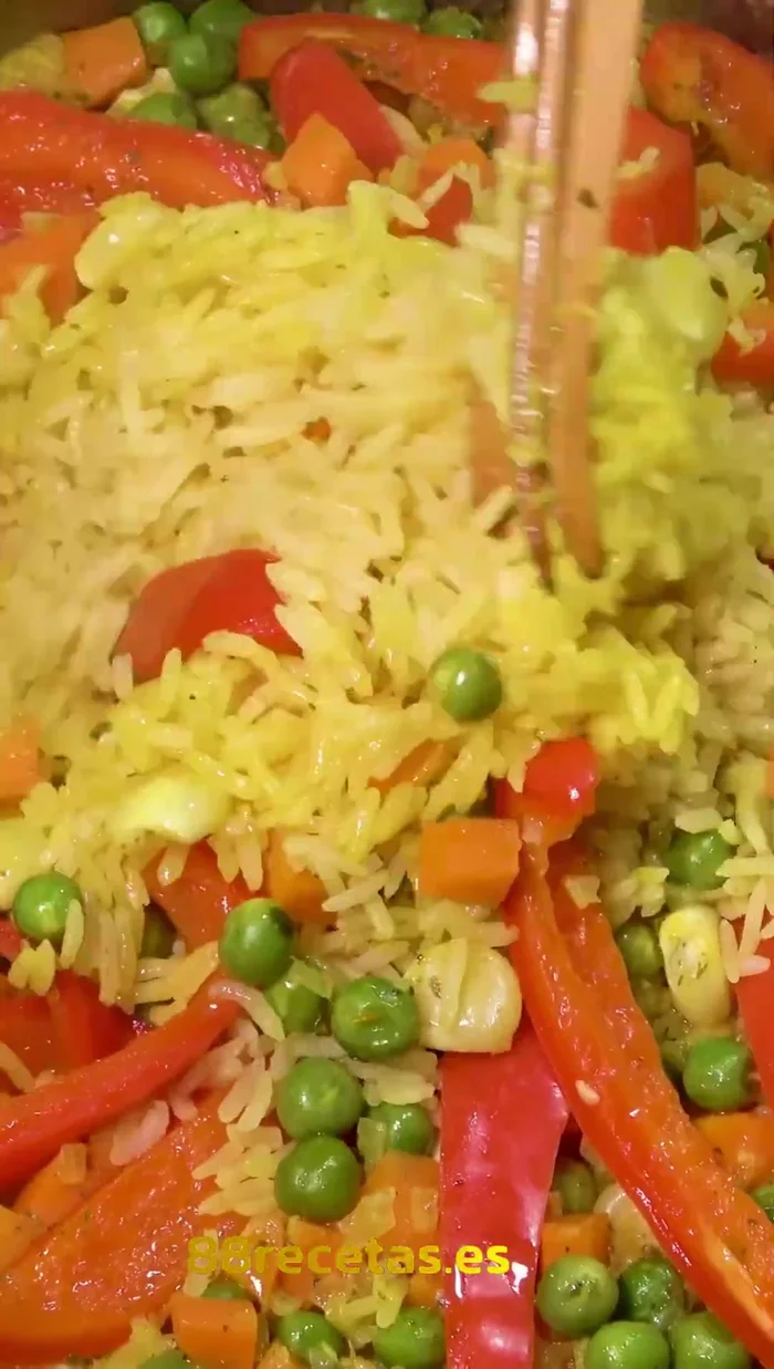 Servir el arroz con chancho a la jardinera, adornando con la panceta dorada y salsa criolla (636.12).