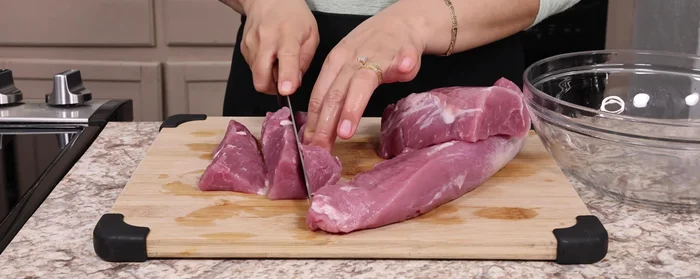 Picar la carne de puerco en cuadritos. En un sartén con un poco de aceite caliente, cocinar la carne previamente enjuagada, sazonada con sal y pimienta, hasta que suelte su jugo.