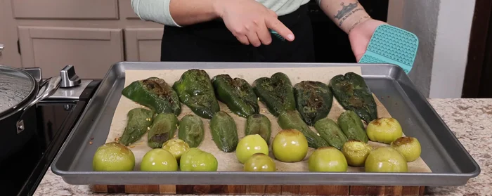Una vez que los chiles y tomatillos se hayan enfriado, quitar la piel a los chiles poblanos (opcionalmente a los jalapeños).