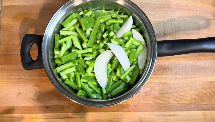 Cocer los nopales con cebolla y sal al gusto.