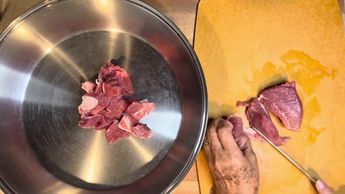 Lavar y cortar la carne de puerco en trozos.