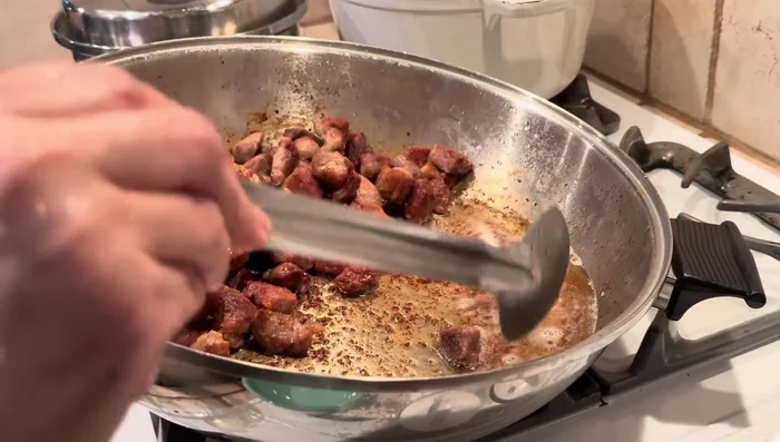 Una vez dorada la carne, retirar el exceso de aceite.