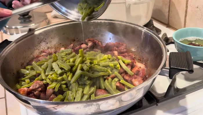Agregar los nopales cocidos a la carne.