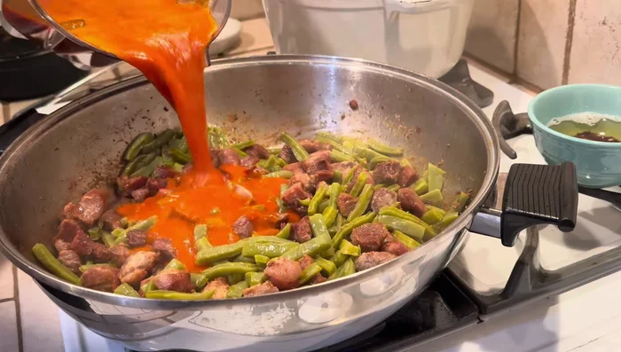 Después de 5 minutos, agregar la salsa. Si la salsa está muy espesa, agregar agua.