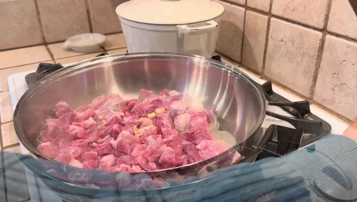 En una olla a fuego medio-bajo, sofreír la carne con ajo picado y sal al gusto. Tapar para que la carne “sude”.