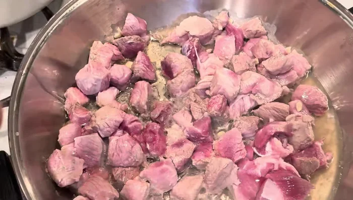 Agregar una cucharada de aceite a la carne para evitar que se pegue.