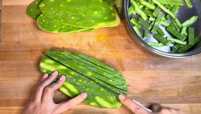 Cortar los nopales en trozos.