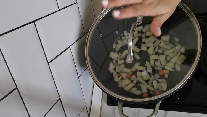 Dejar que la cebolla se poche un poco, tapando el caldero.