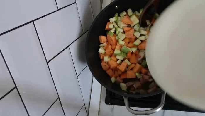 Incorporar el resto de las verduras (zanahoria, calabacín, calabaza y batata) picadas finamente.