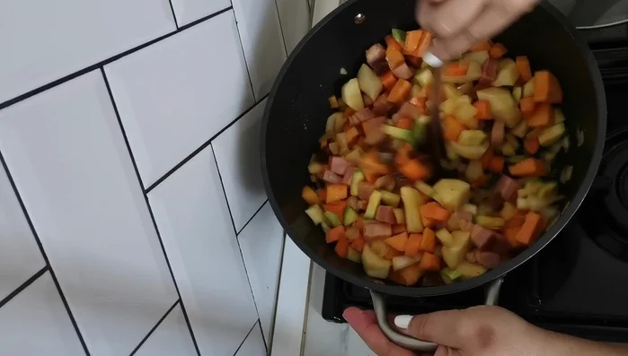 Añadir una pizca de concentrado de tomate, pimentón dulce, laurel y colorante. Mezclar bien.