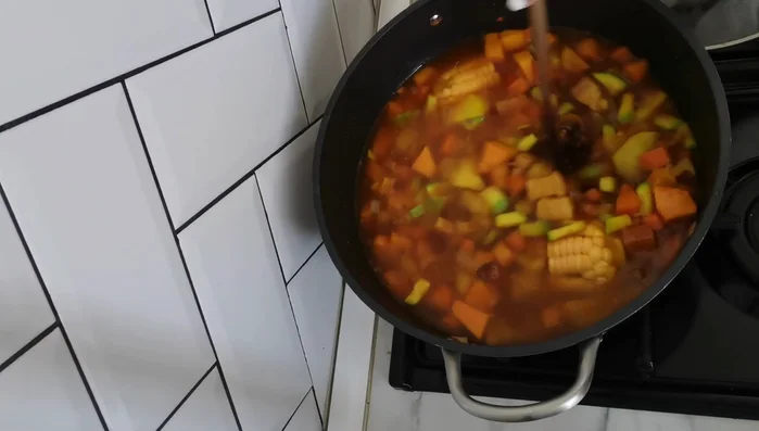 Cubrir con agua, solo lo justo para que las lentejas queden cubiertas.