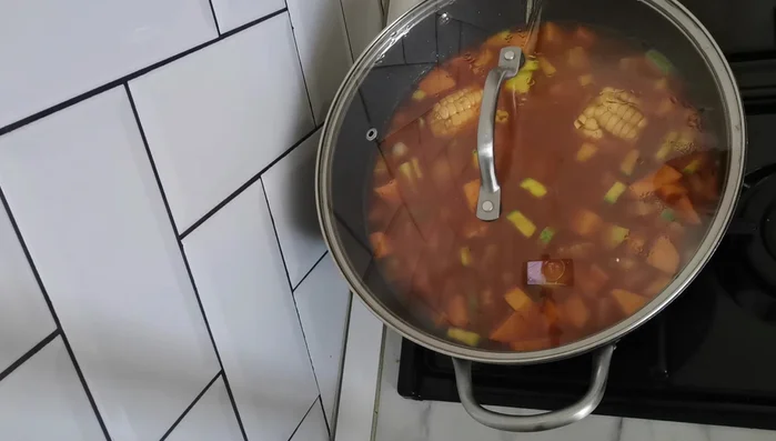 Tapar el caldero y dejar cocinar a fuego lento hasta que las lentejas estén tiernas.