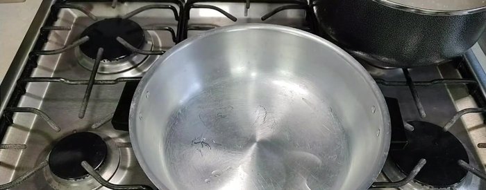 En un sartén, agregar un chorrito de aceite, el chorizo y el tocino. Cocinar hasta que suelten su grasa (175.36).