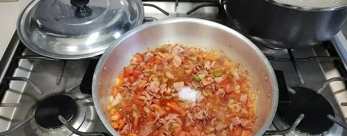 Sazonar con sal y consomé de pollo en polvo (276.16).