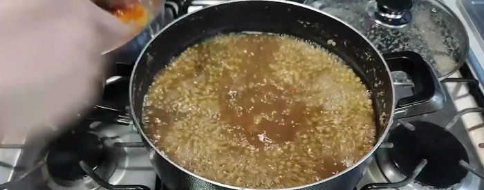 Una vez cocidas las lentejas, agregar la mezcla del sartén a la olla con las lentejas (309.12).