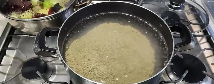 Hervir agua y agregar las lentejas. Esperar a que estén cocidas (61.68).