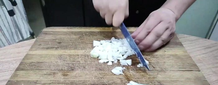 Picar la cebolla (77.119), el chile serrano (96.68), los tomates (110.719), el tocino en cuadritos (148.64) y los ajos (170.14).