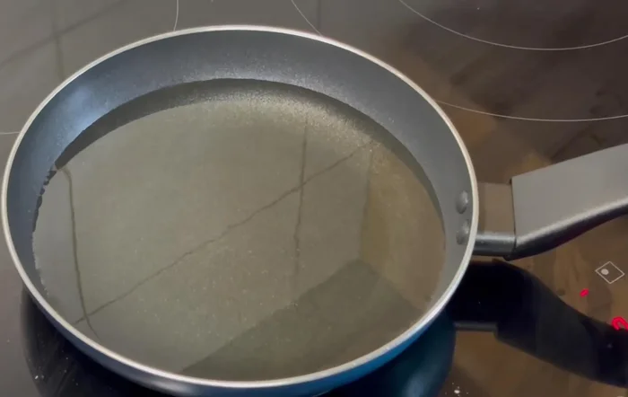Calentar el aceite en una sartén hasta que alcance la temperatura adecuada.