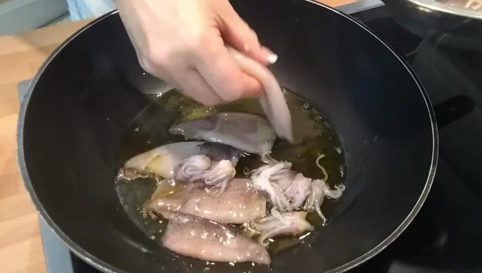 Saltear los calamares hasta que suelten el agua. (utilizar anillas si se desea).