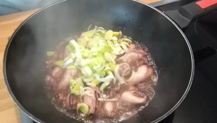 Añadir ajo picado y puerro. Saltear ligeramente.