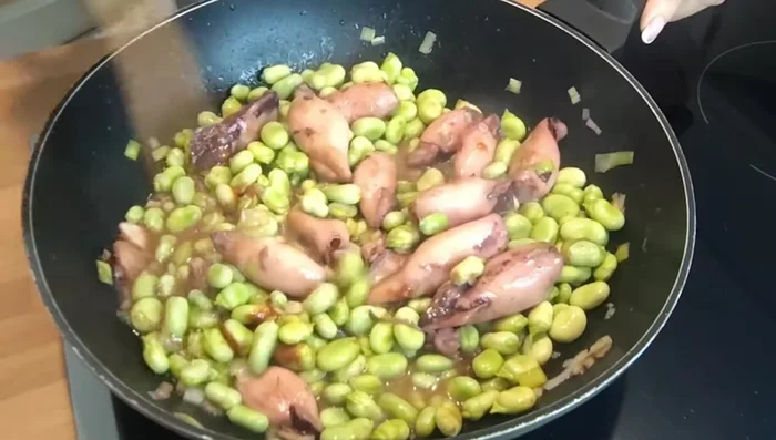 Cubrir con agua o caldo de verduras (evitar caldo de pescado). Añadir una pizca de sal.
