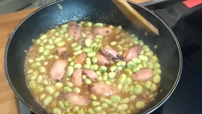 Bajar el fuego y cocinar durante 30 minutos, o hasta que las habas estén tiernas y el líquido se haya reducido. Añadir más agua si es necesario.