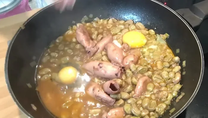 Sazonar los huevos con sal, tapar y dejar cocer unos 5 minutos hasta que cuajen.